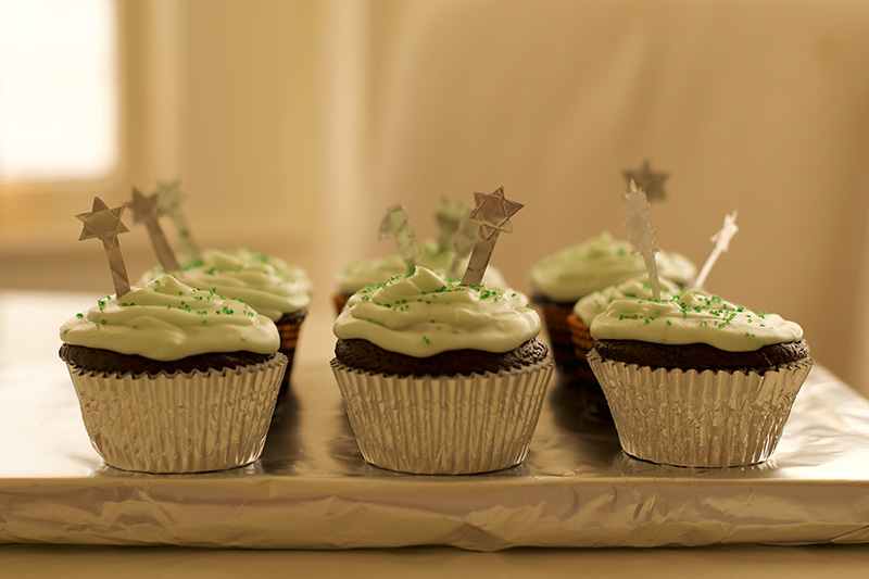 easy-halloween-chocolate-and-peppermint-cupcakes