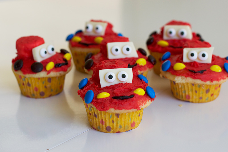 Lightning Mcqueen cake pops